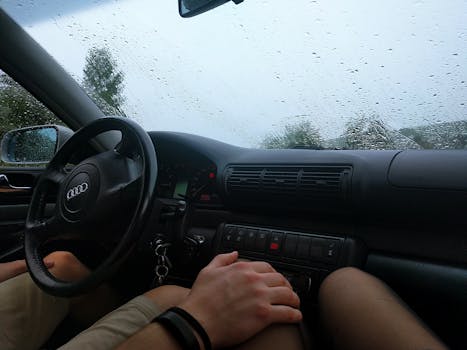 Jak bezpečně řídit na mokré silnici: Kompletní průvodce