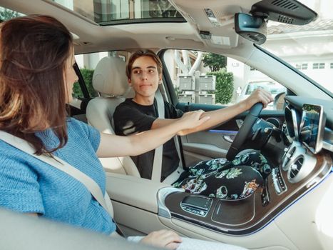Co čekat na první hodině jízdy v autoškole: Kompletní průvodce